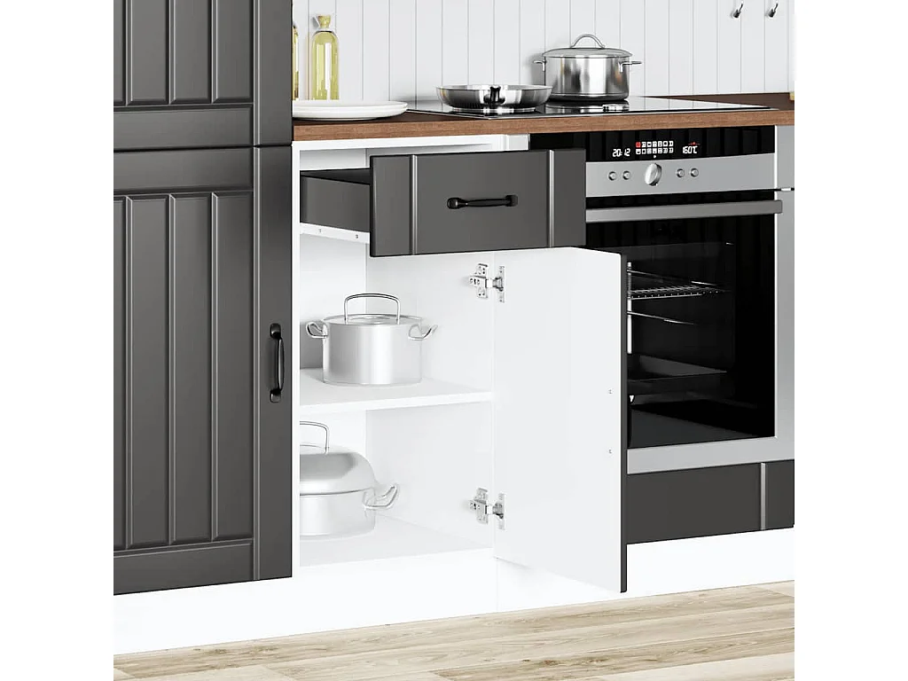 zwarte keukenkast van bewerkt hout