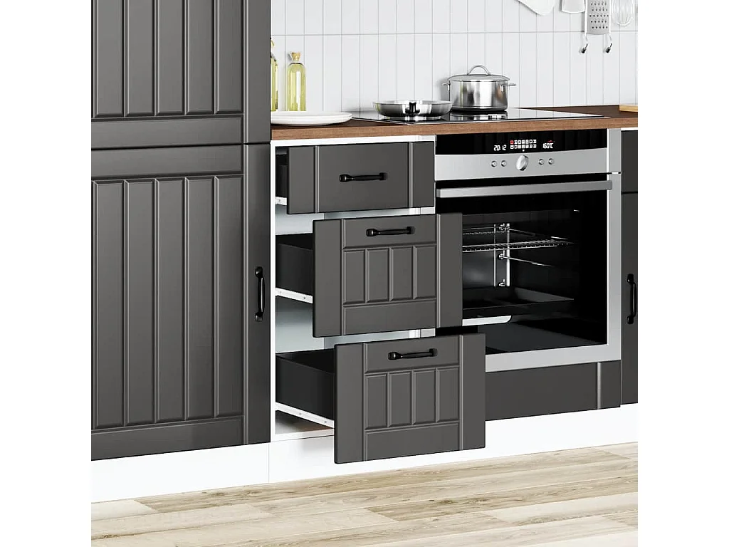 zwarte keukenkast van bewerkt hout