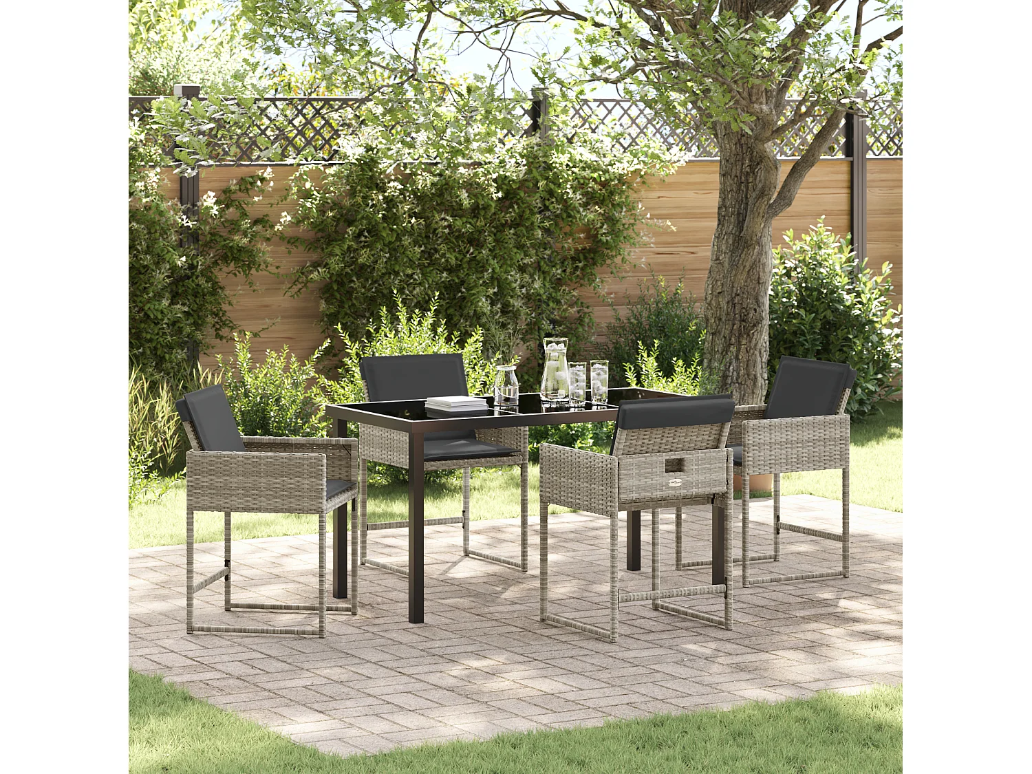 5-teiliges Garten-Essset mit hellgrauen Polyrattan-Kissen