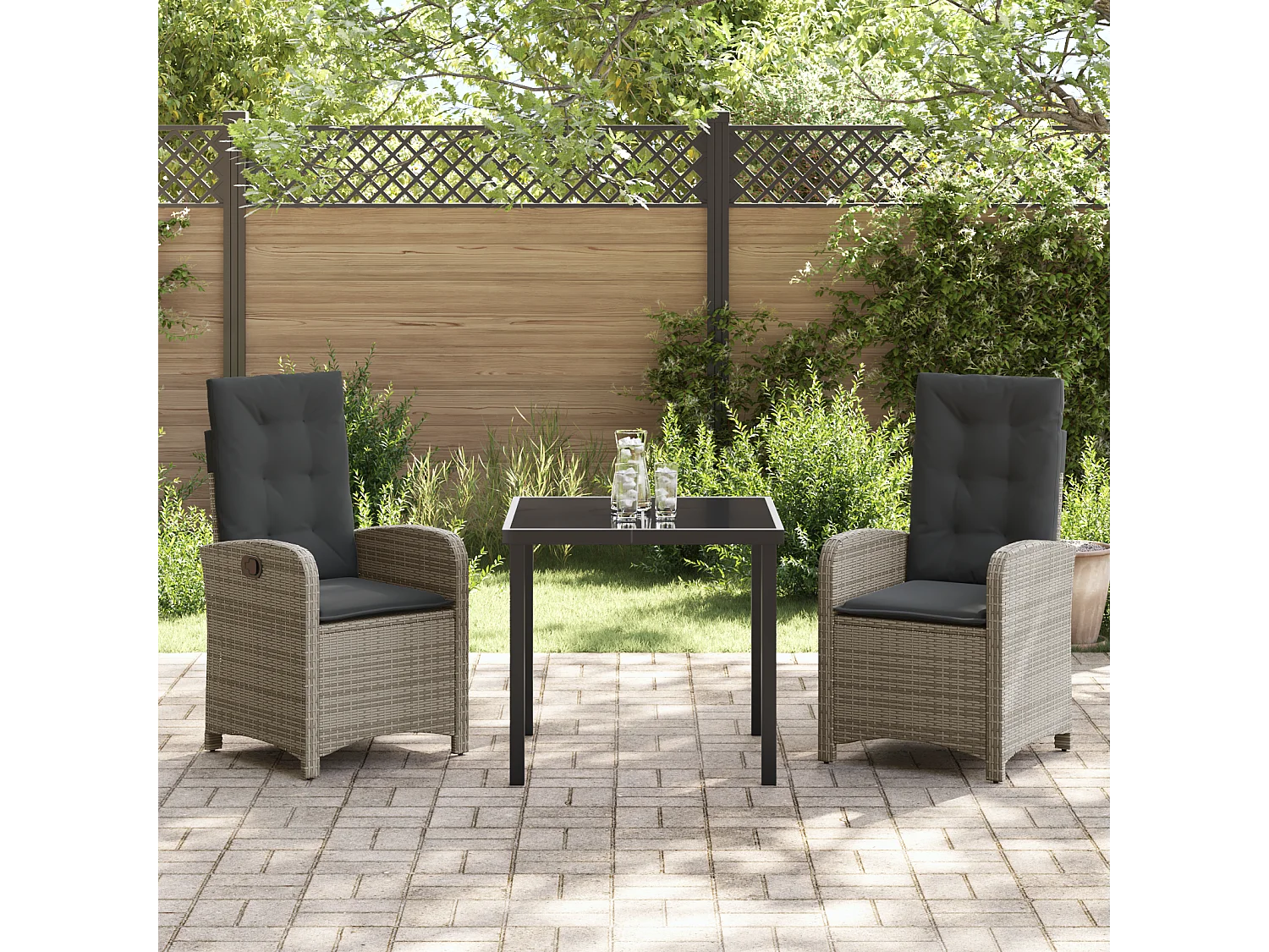 3-teiliges Garten-Essset mit grauen Polyrattan-Kissen