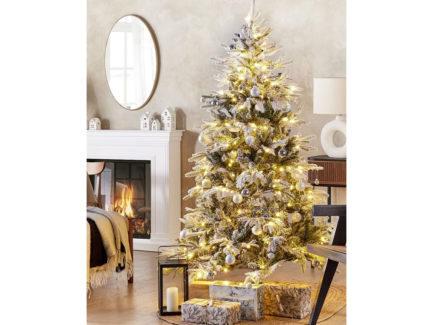 Ośnieżona sztuczna choinka ze światełkami 180 cm biała MIETTE