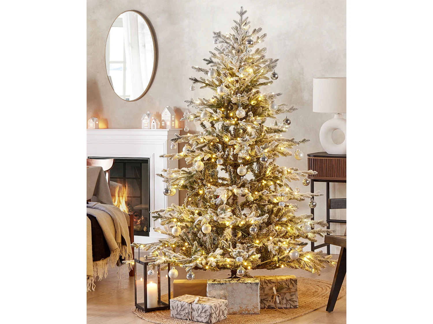 Ośnieżona sztuczna choinka ze światełkami 180 cm biała BRISCO