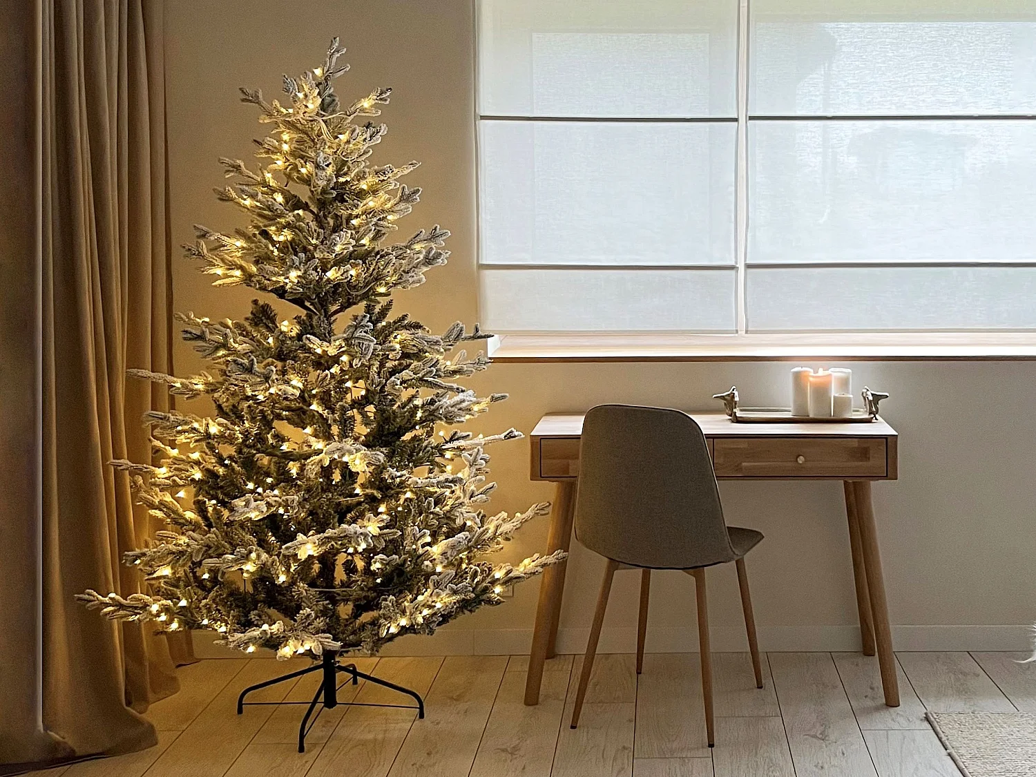 Árvore de natal com efeito de neve e luzes 180 cm branca BRISCO