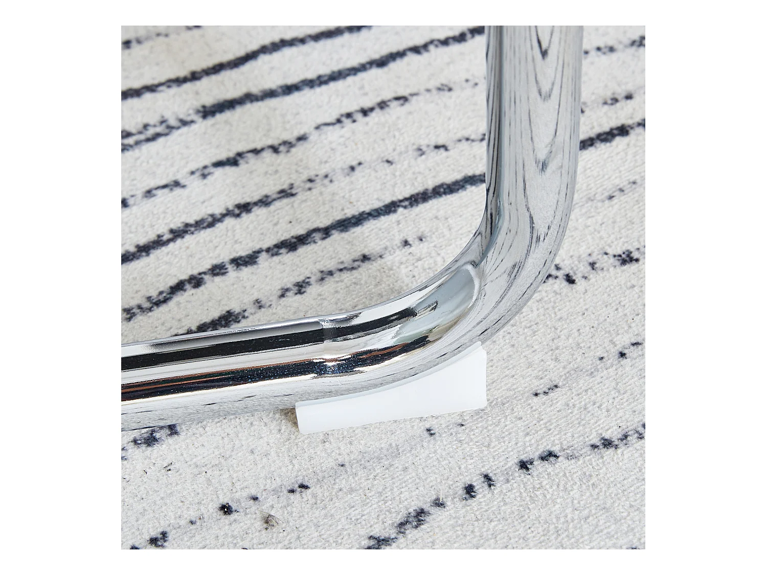 Chaise de salle à manger style nordique, PU gris clair, avec dossier à couture croisée, pieds métalliques argentés(40.6x48.2x96.5 cm)