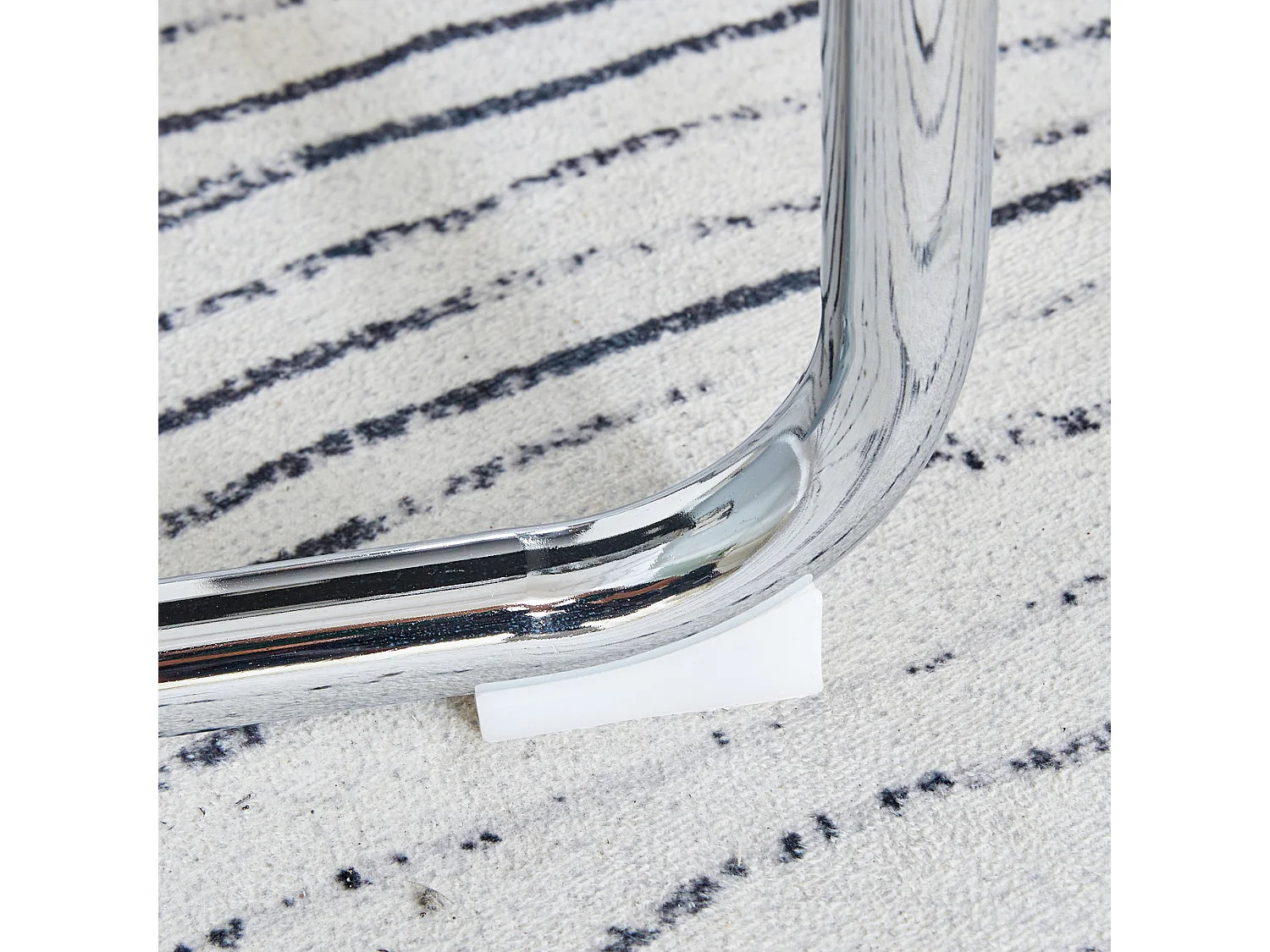 Sedia da pranzo in stile nordico, PU grigio chiaro, con schienale cucito a croce, gambe in metallo argentato (40,6x48,2x96,5 cm)