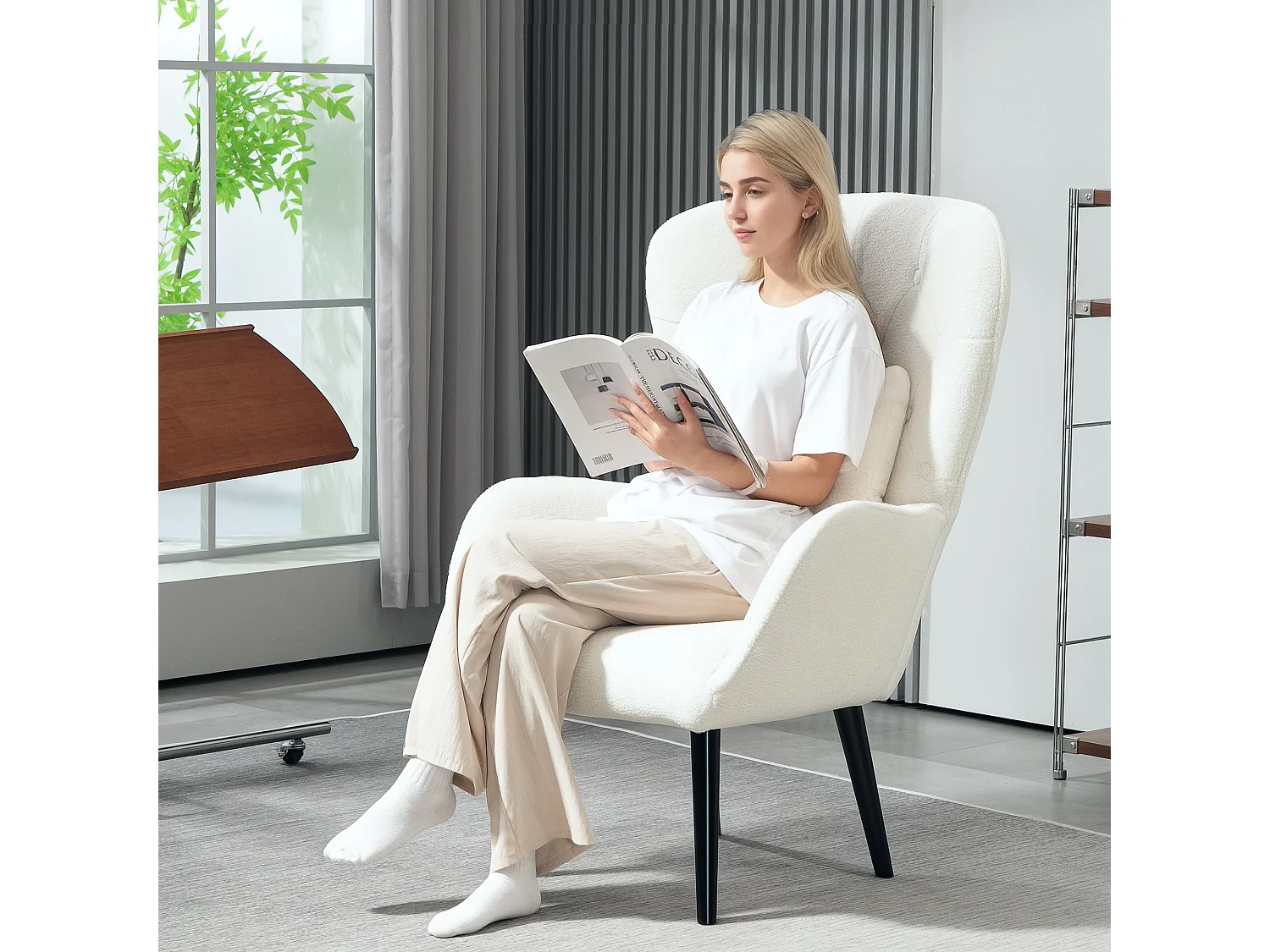 Fauteuil relax, avec coussin lombaire, tissu teddy, pieds en bois, dossier capitonné, blanc (88x75x106 cm)