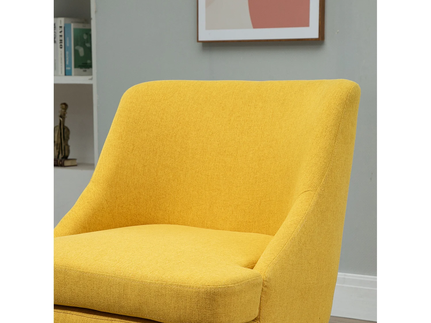 Eetkamerstoel met armleuningen, linnen bekleding, gele houten poten (63x69x79,5cm)