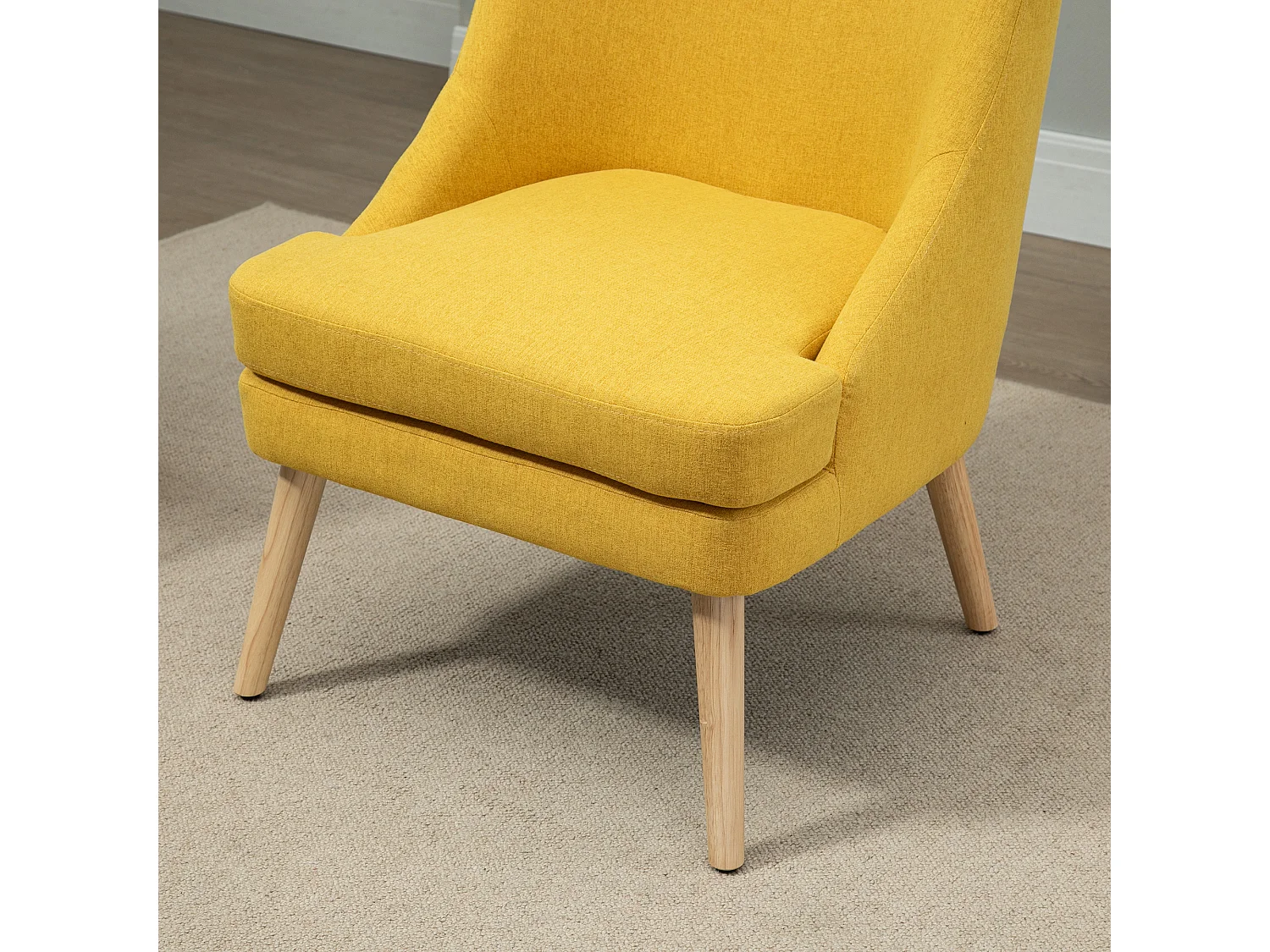 Eetkamerstoel met armleuningen, linnen bekleding, gele houten poten (63x69x79,5cm)