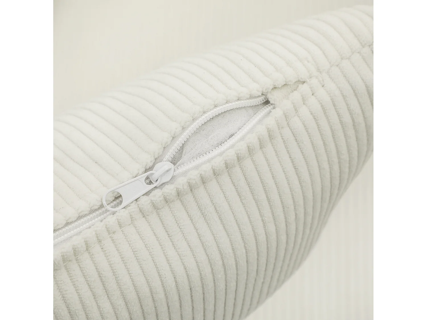 Fauteuil avec accoudoirs arrondis, en tissu chenille, avec pieds en bois, crème (69x69.5x78 cm)