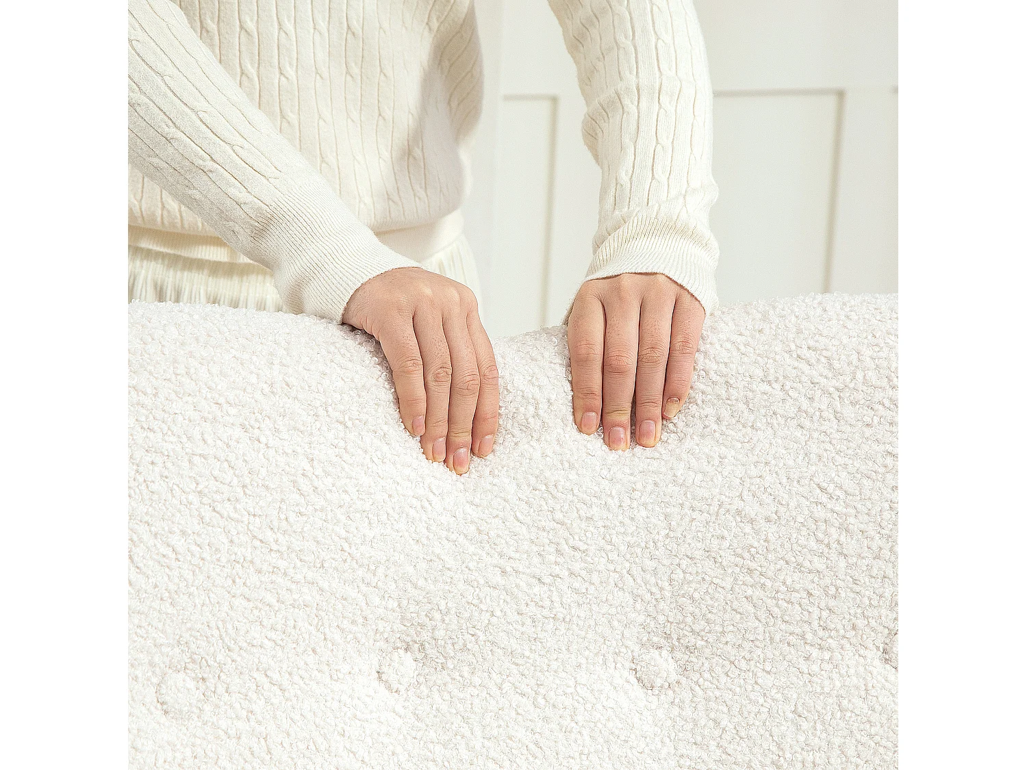 Schaukelstuhl mit Armlehnen, Kunstfellstoff, Holzgestell, creme (92x69x100 cm)