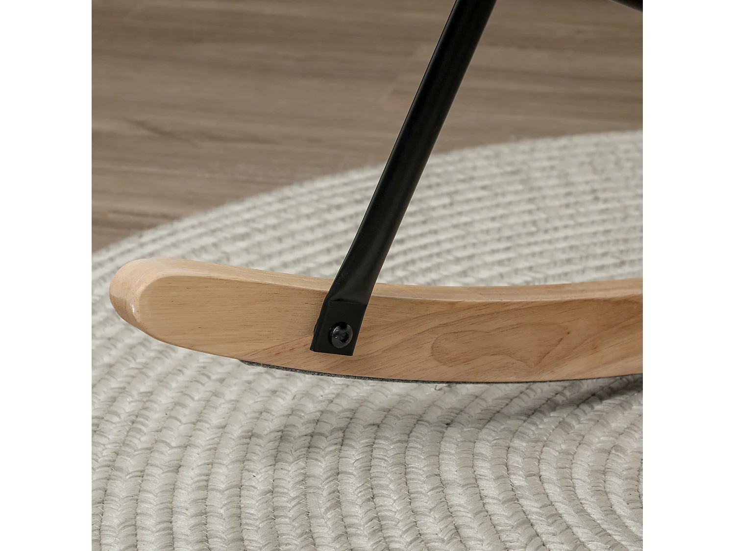 Schaukelstuhl mit Armlehnen, Samtstoff, Holzbeine, hellgrau (71x98x101 cm)