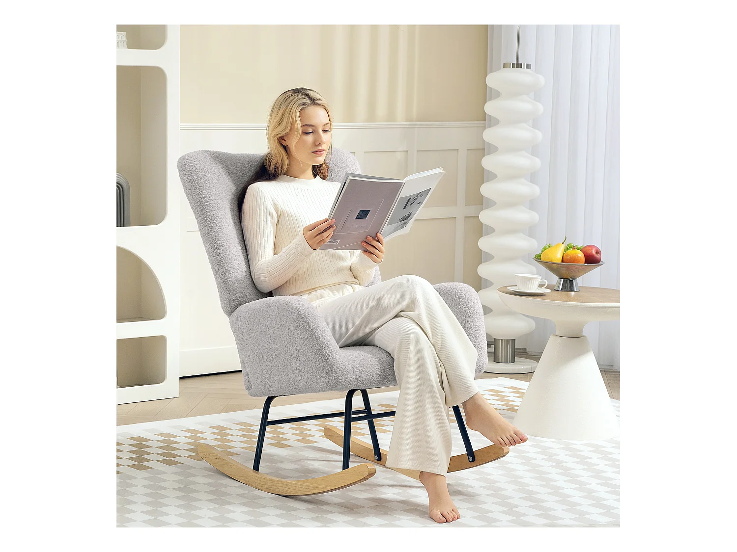 Rocking-chair avec accoudoirs, tissu peluche, bois et métal, gris clair (94x70x100 cm)