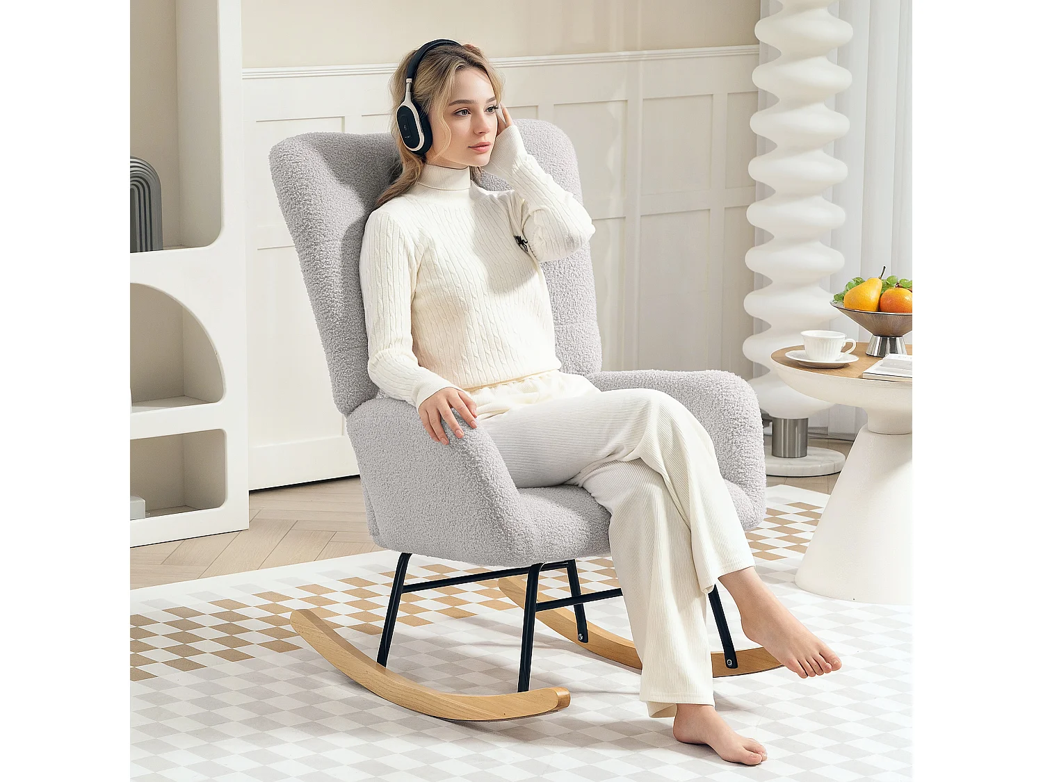 Rocking-chair avec accoudoirs, tissu peluche, bois et métal, gris clair (94x70x100 cm)