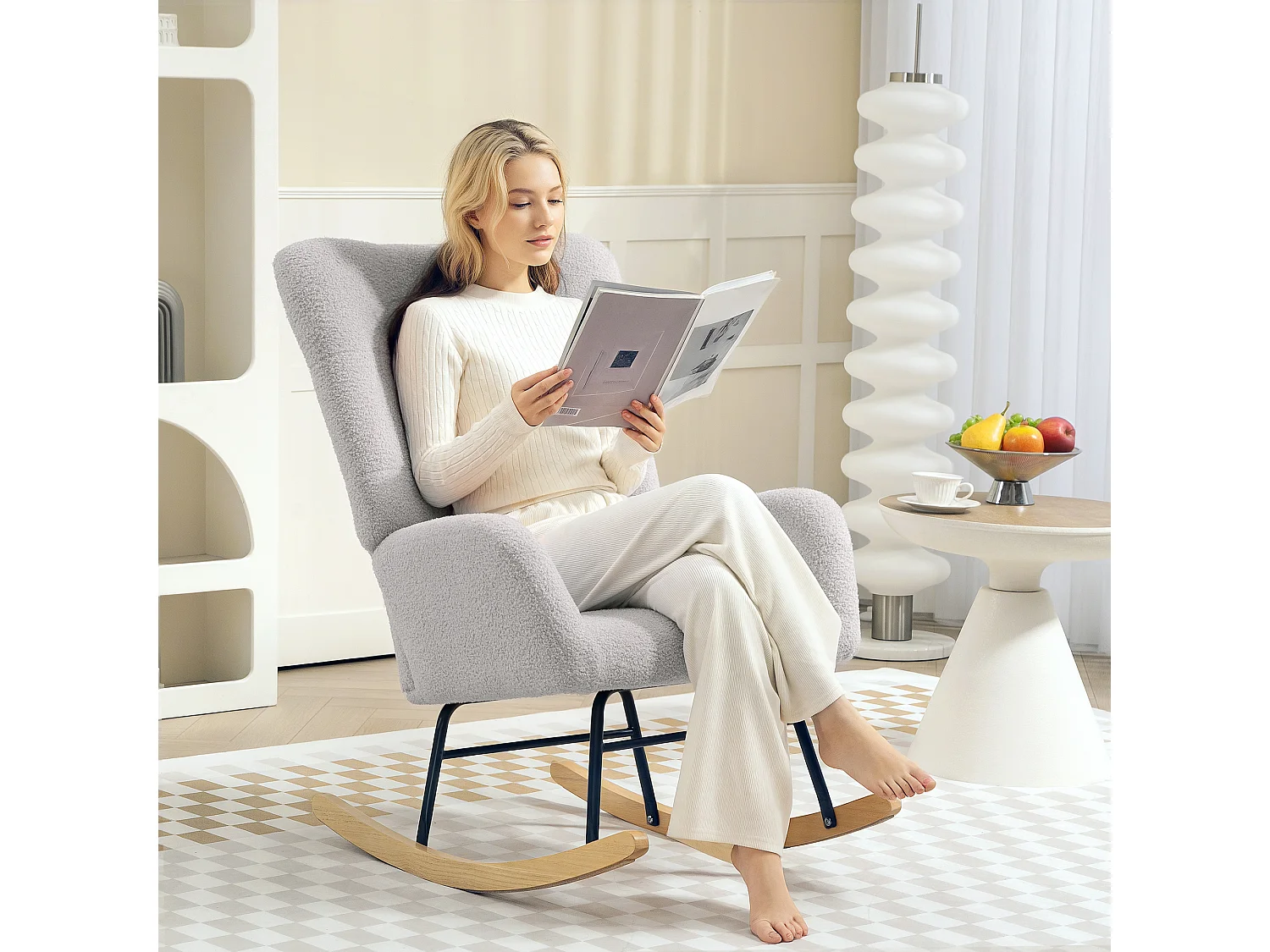 Schaukelstuhl mit Armlehnen, Plüschstoff, Holz und Metall, hellgrau (94x70x100 cm)