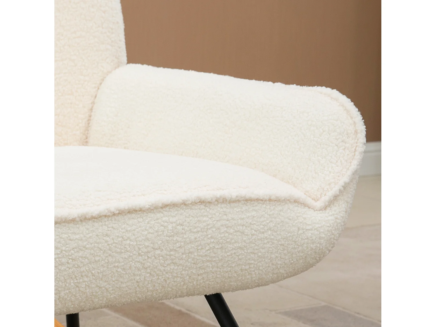 Fauteuil à bascule en sherpa, confortable et robuste, structure bois crème (63x95x97cm)