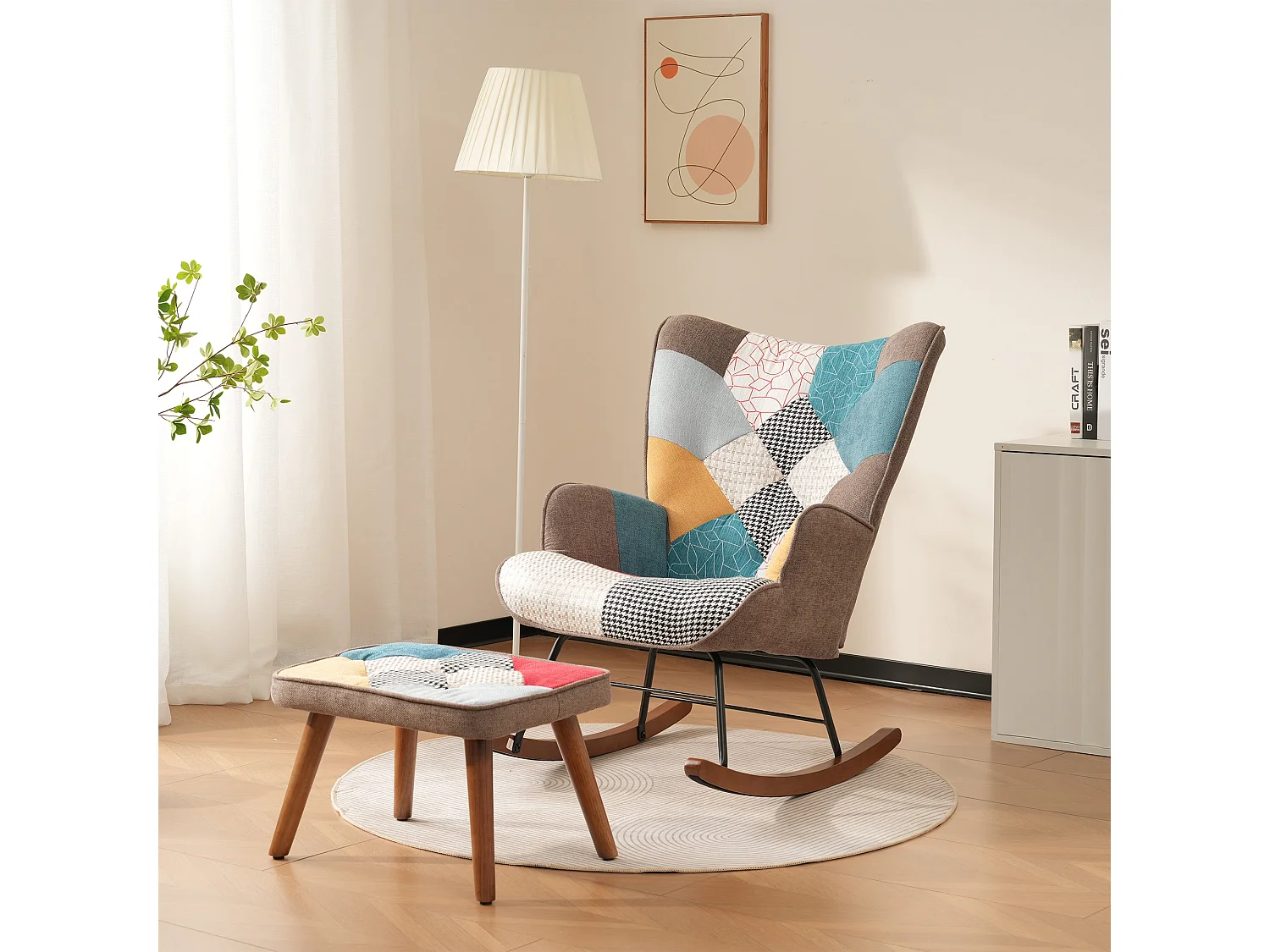 Schommelstoel met voetenbankje, kleurrijk patchworkdesign, frame van massief hout en metaal (69,5x50x88,5 cm)