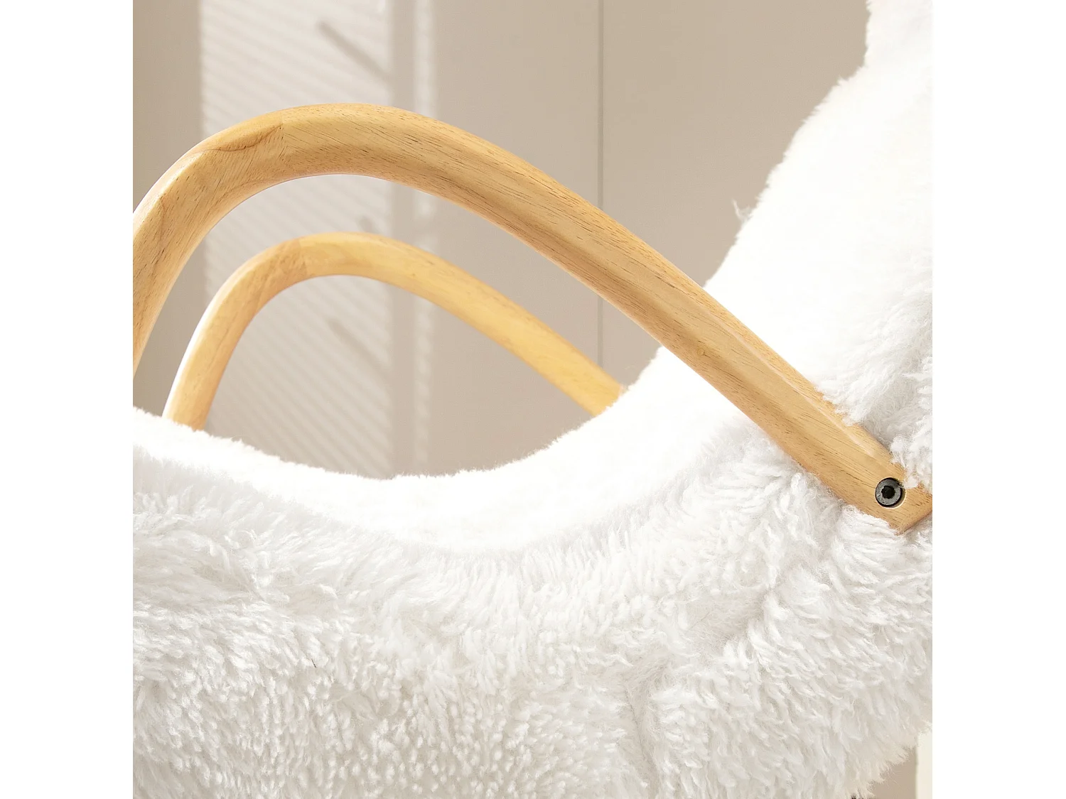 Fauteuil à bascule avec accoudoirs en bois, revêtement effet laine, blanc (58x114x109cm)