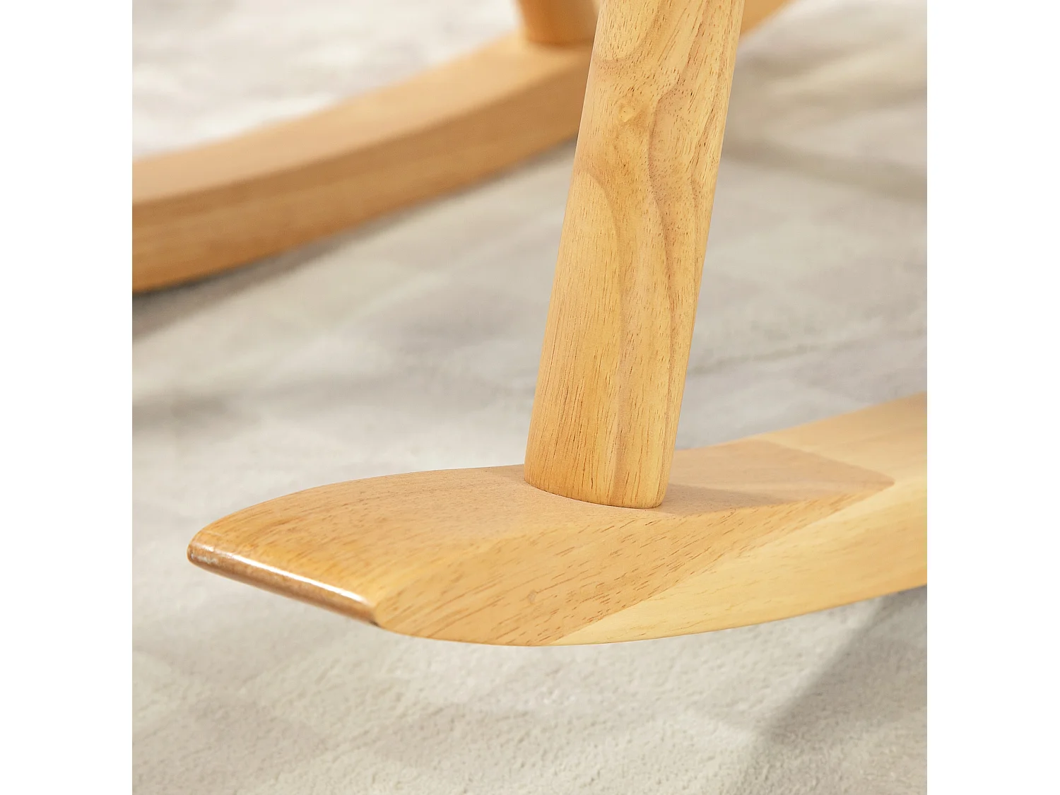 Fauteuil à bascule avec accoudoirs en bois, revêtement effet laine, blanc (58x114x109cm)