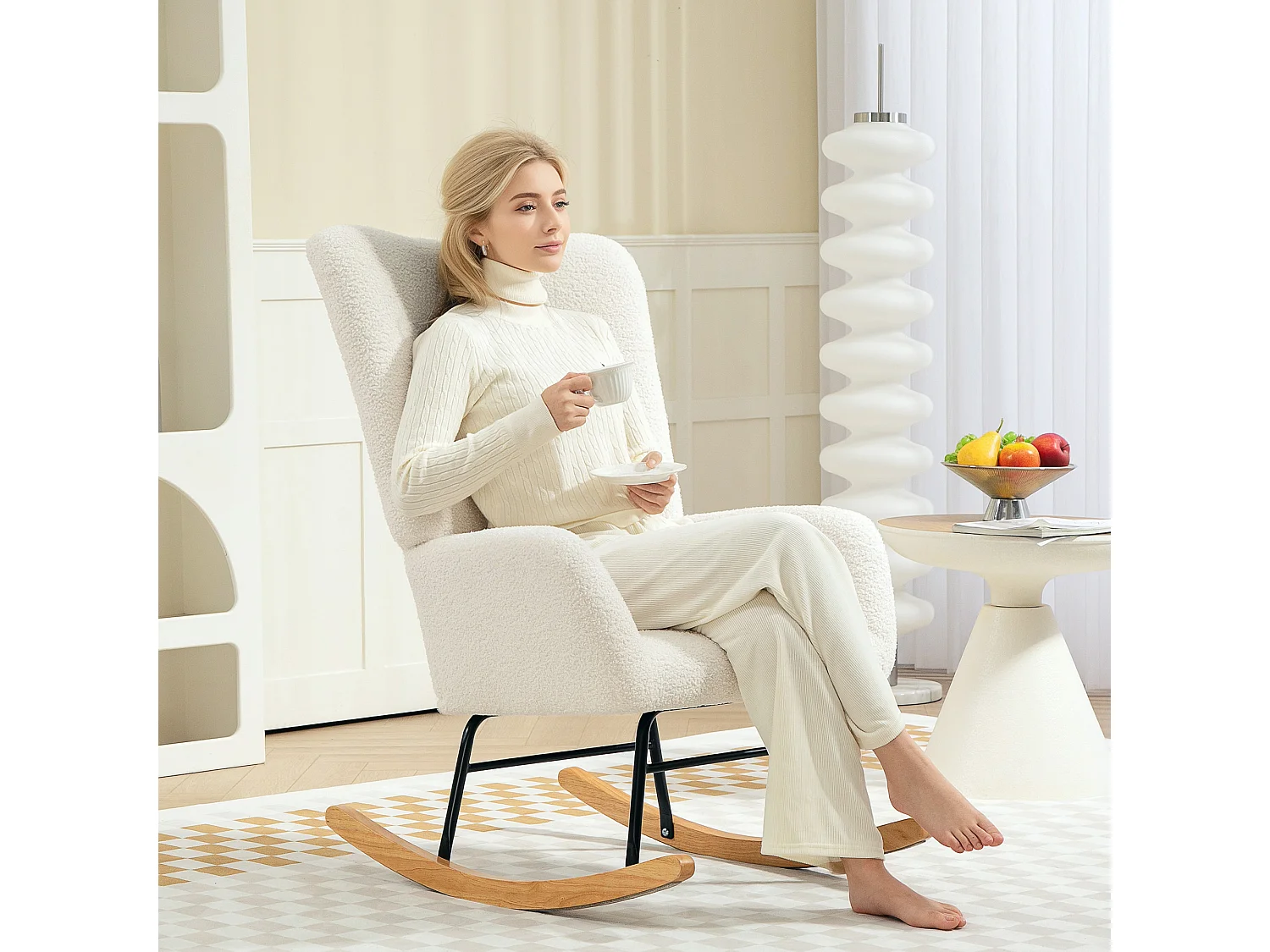 Fauteuil à bascule avec accoudoirs, tissu velours, fonction de relaxation, support en bois, crème (94x70x100 cm)