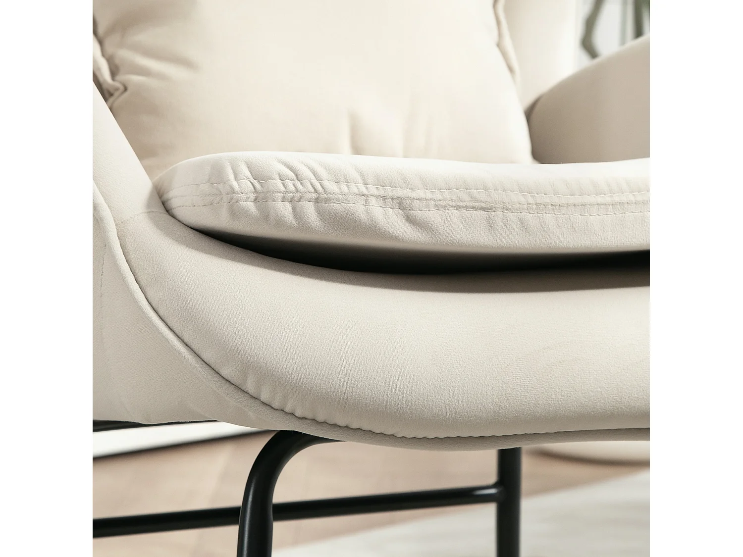 Fauteuil à bascule avec accoudoirs, tissu velours beige, coussin lombaire inclus, design ergonomique (67x85x112cm)