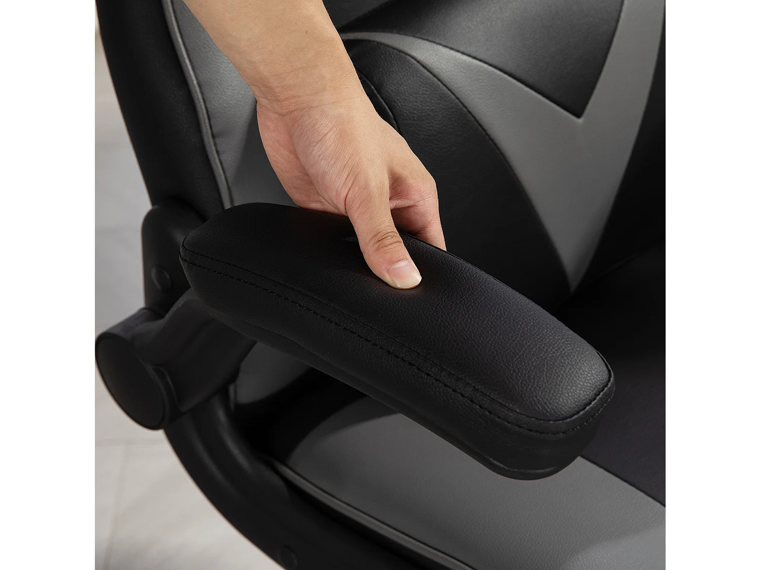 Chaise de gaming ergonomique, avec fonction basculante, en cuir synthétique, noir et gris, (67x75x106-112 cm)