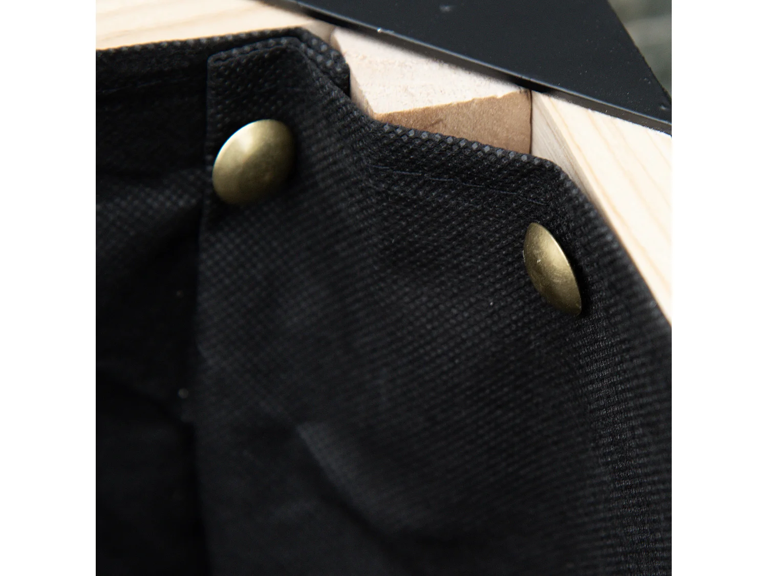 Grote bloembak, gemengde massief houten en stalen constructie, zwart en naturel (120x60x74cm)