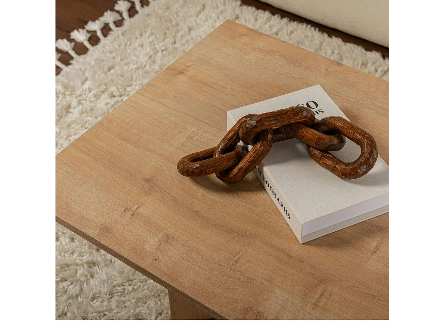 Table basse moderne effet chêne clair - pieds en V MARFA