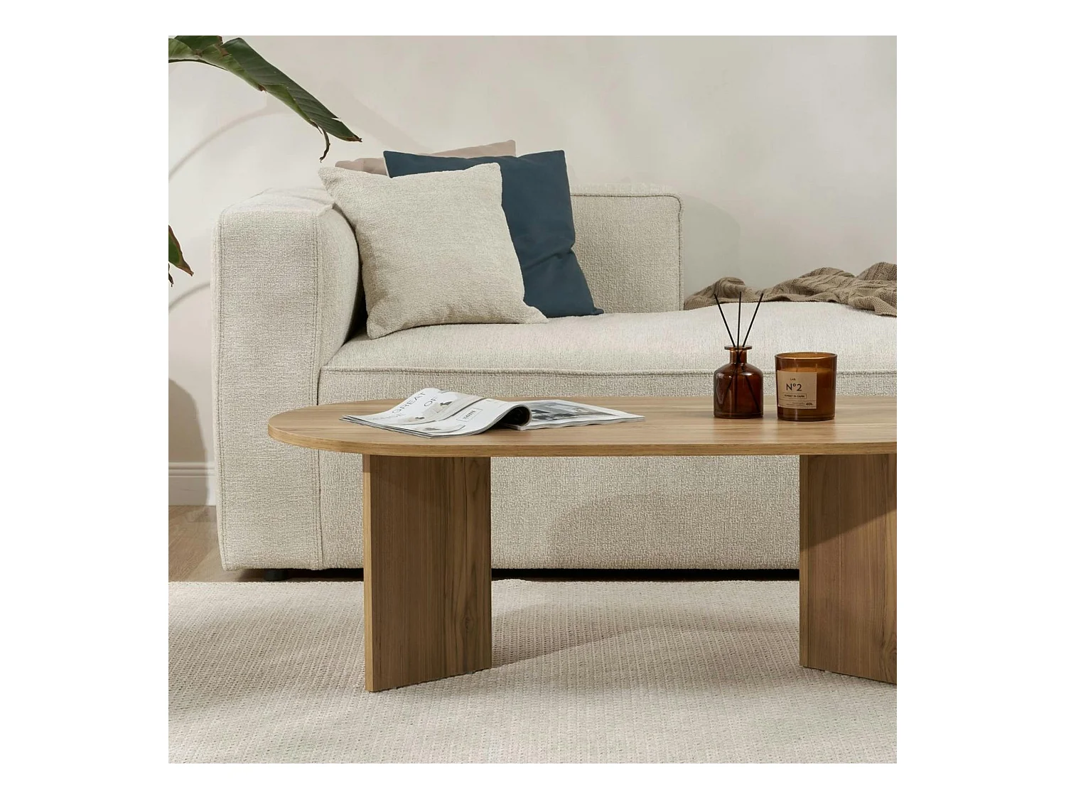 Table basse ovale effet chêne huilé - pieds en V MARFA