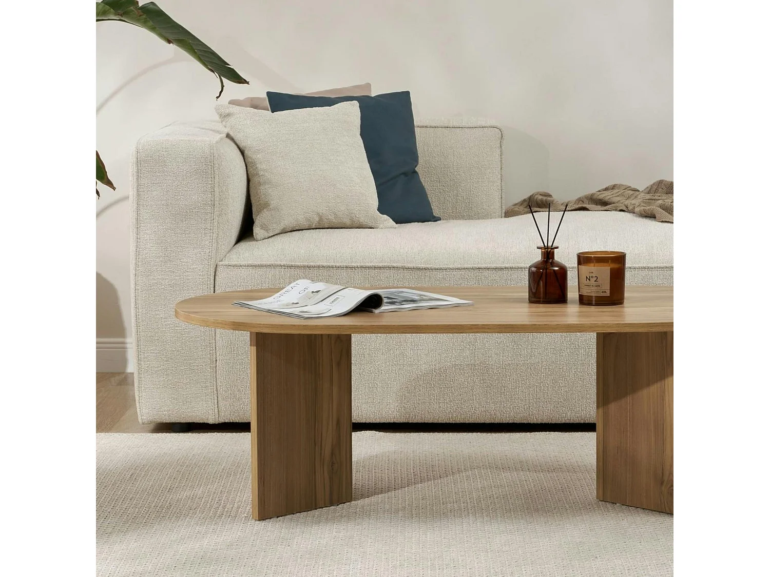 Table basse ovale effet chêne huilé - pieds en V MARFA