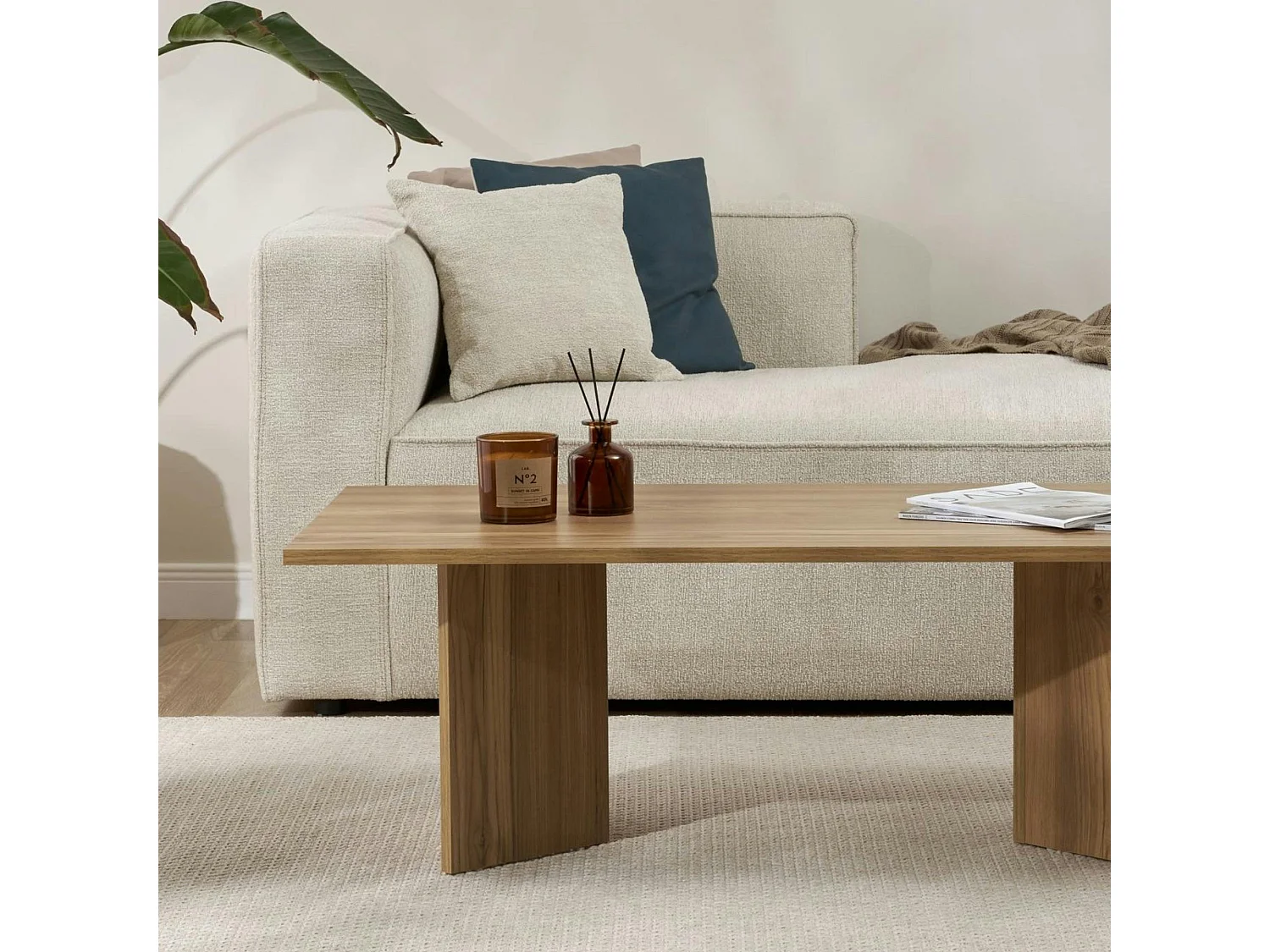Table basse moderne effet chêne huilé - pieds en V MARFA