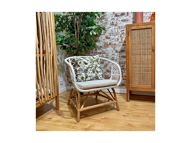 Fauteuil arrondi en rotin tressé blanc et couleur naturelle – VIOLA