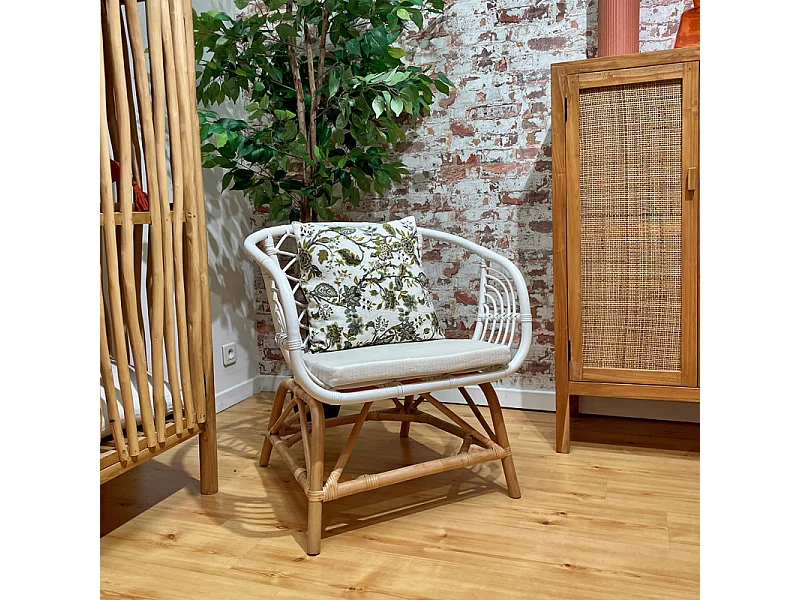 Fauteuil arrondi en rotin tressé blanc et couleur naturelle – VIOLA