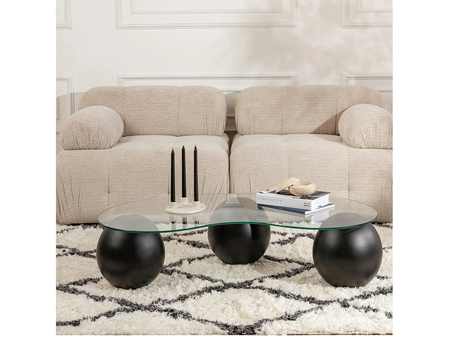 Table basse en verre design – 3 pieds boules noirs KOCHI