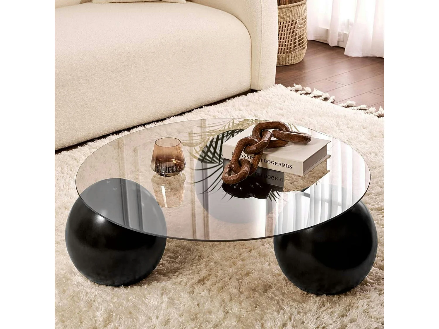 Table basse ronde verre ambré - 3 pieds boules noirs KOCHI