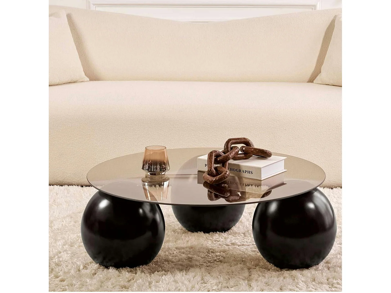 Table basse ronde verre ambré - 3 pieds boules noirs KOCHI