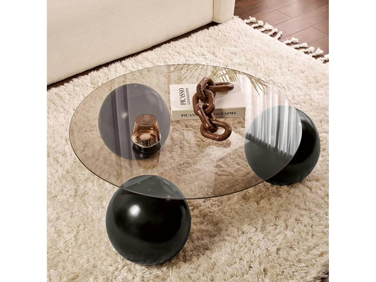 Table basse ronde verre ambré - 3 pieds boules noirs KOCHI