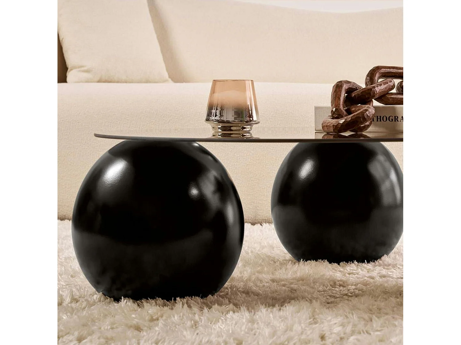 Table basse ronde verre ambré - 3 pieds boules noirs KOCHI