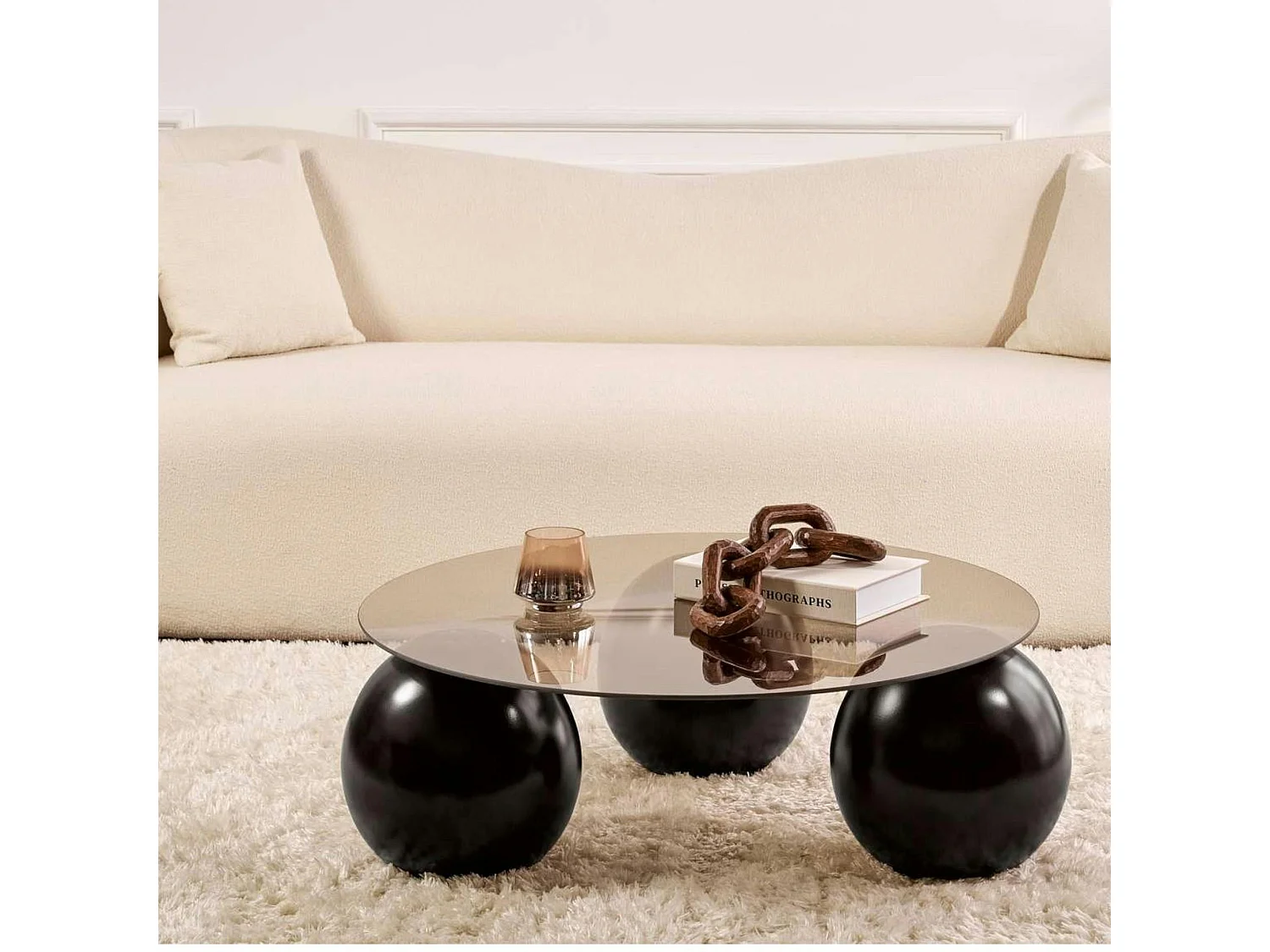 Table basse ronde verre ambré - 3 pieds boules noirs KOCHI