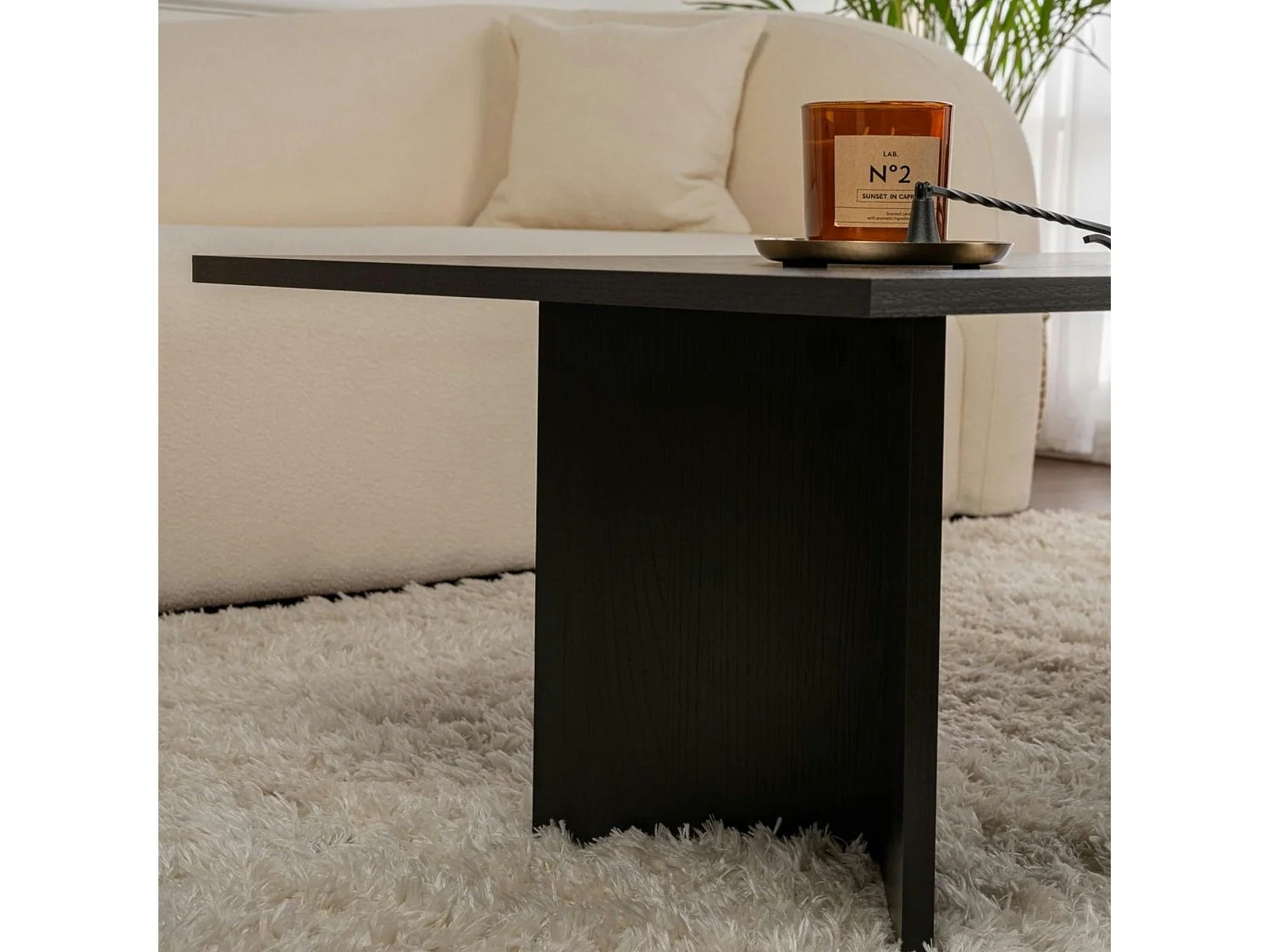 Table basse moderne noire effet bois - pieds en V MARFA