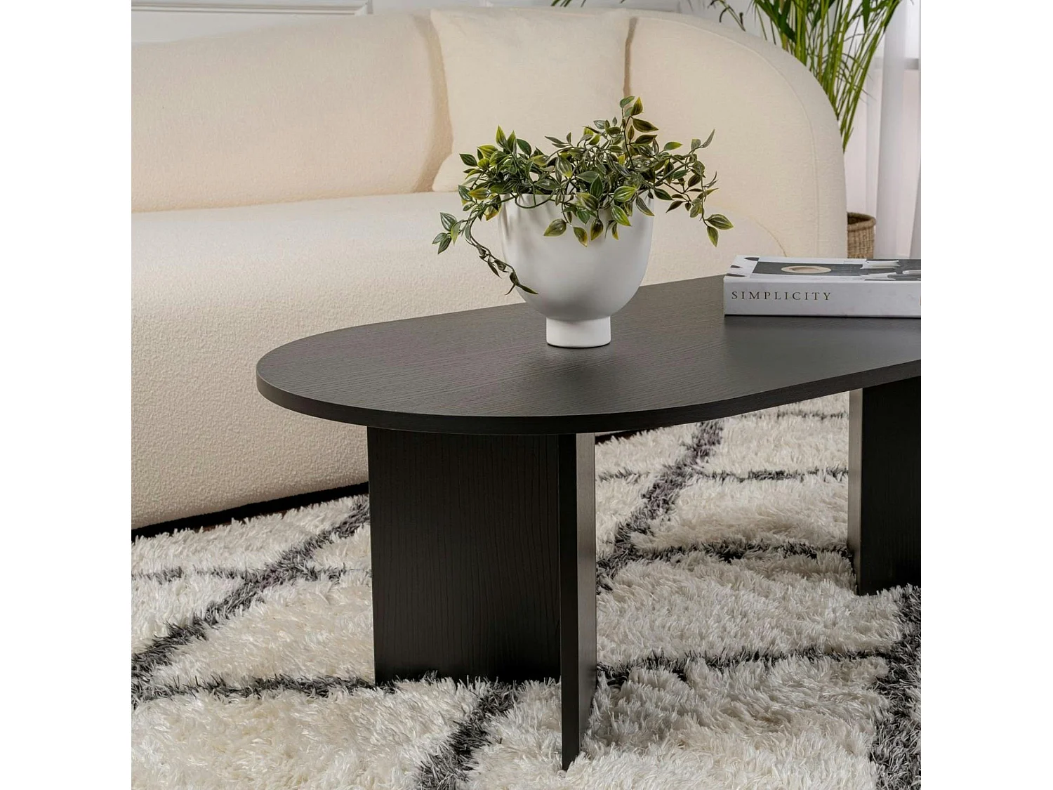 Table basse ovale noire effet bois - pieds en V MARFA