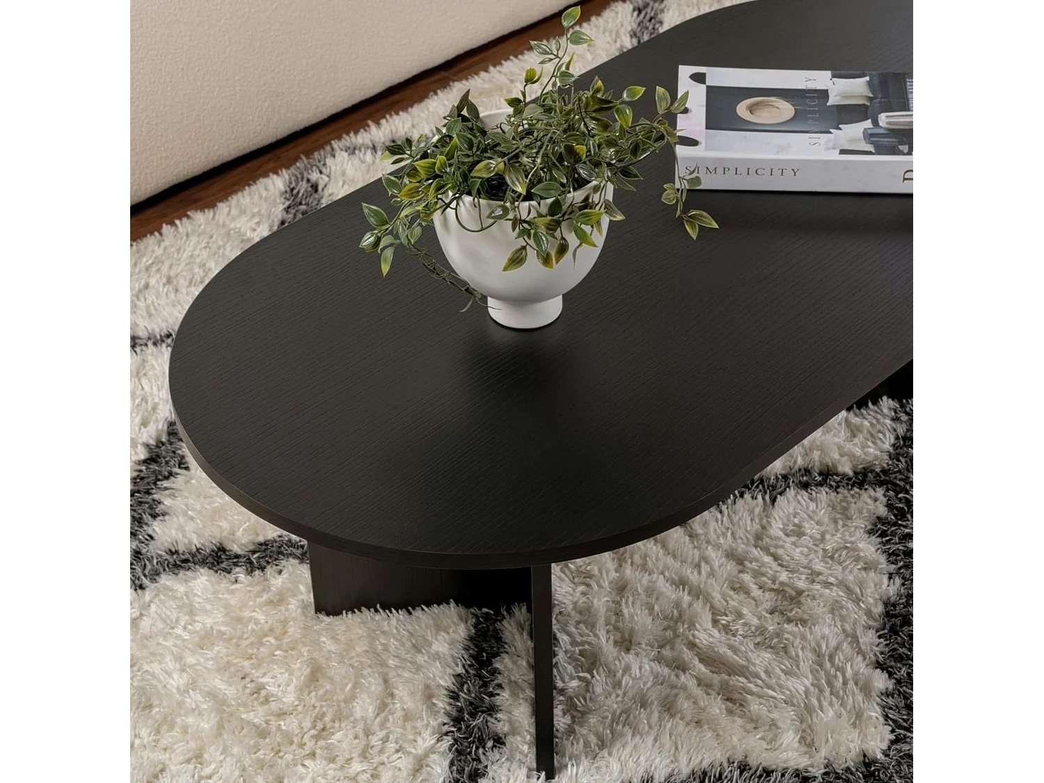 Table basse ovale noire effet bois - pieds en V MARFA