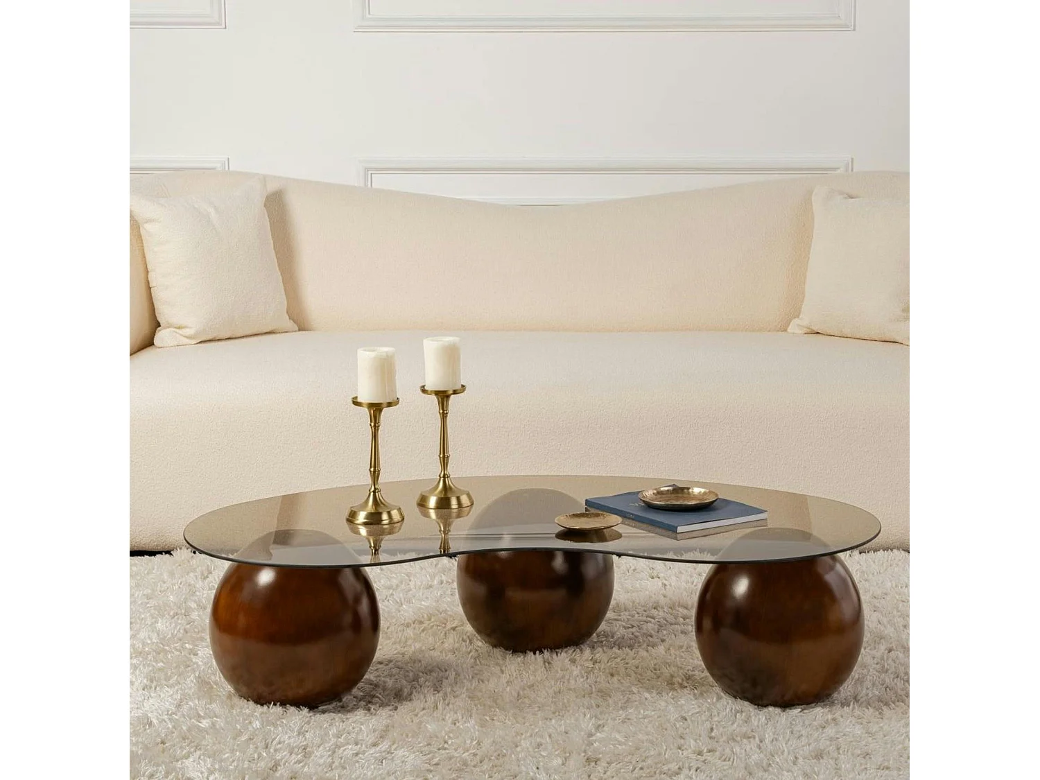 Table basse verre ambré design – 3 pieds boules marrons KOCHI