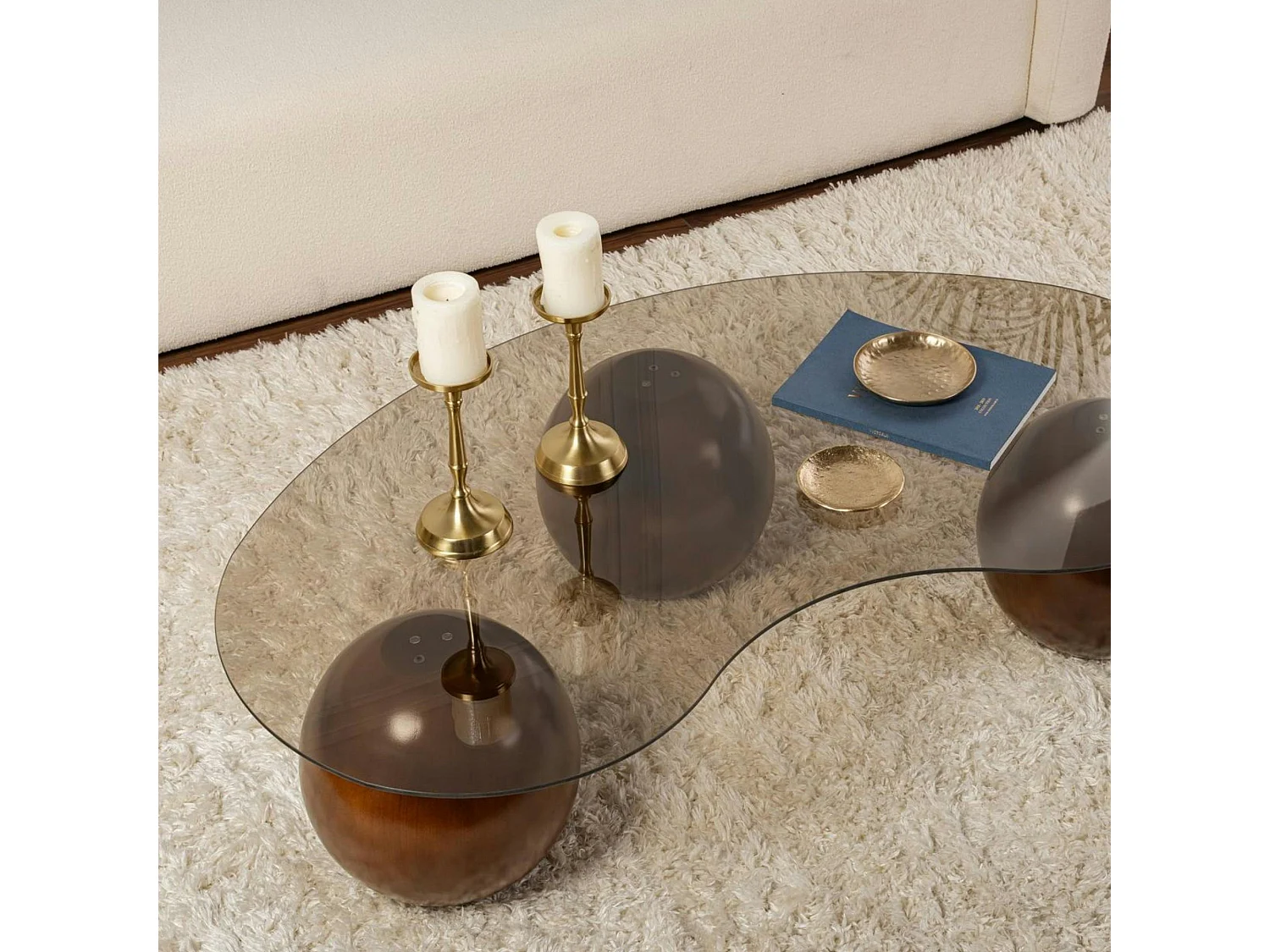Table basse verre ambré design – 3 pieds boules marrons KOCHI
