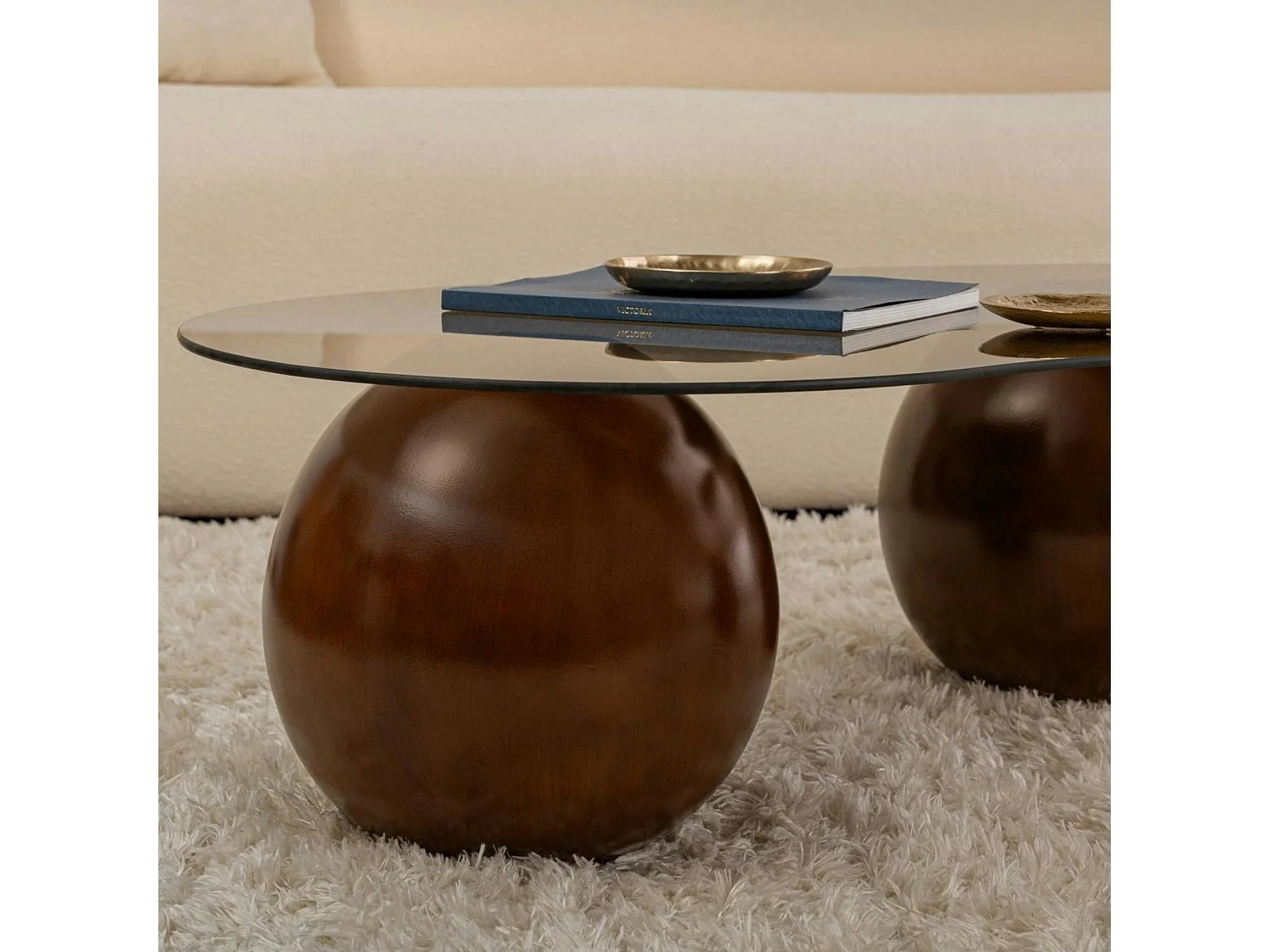 Table basse verre ambré design – 3 pieds boules marrons KOCHI