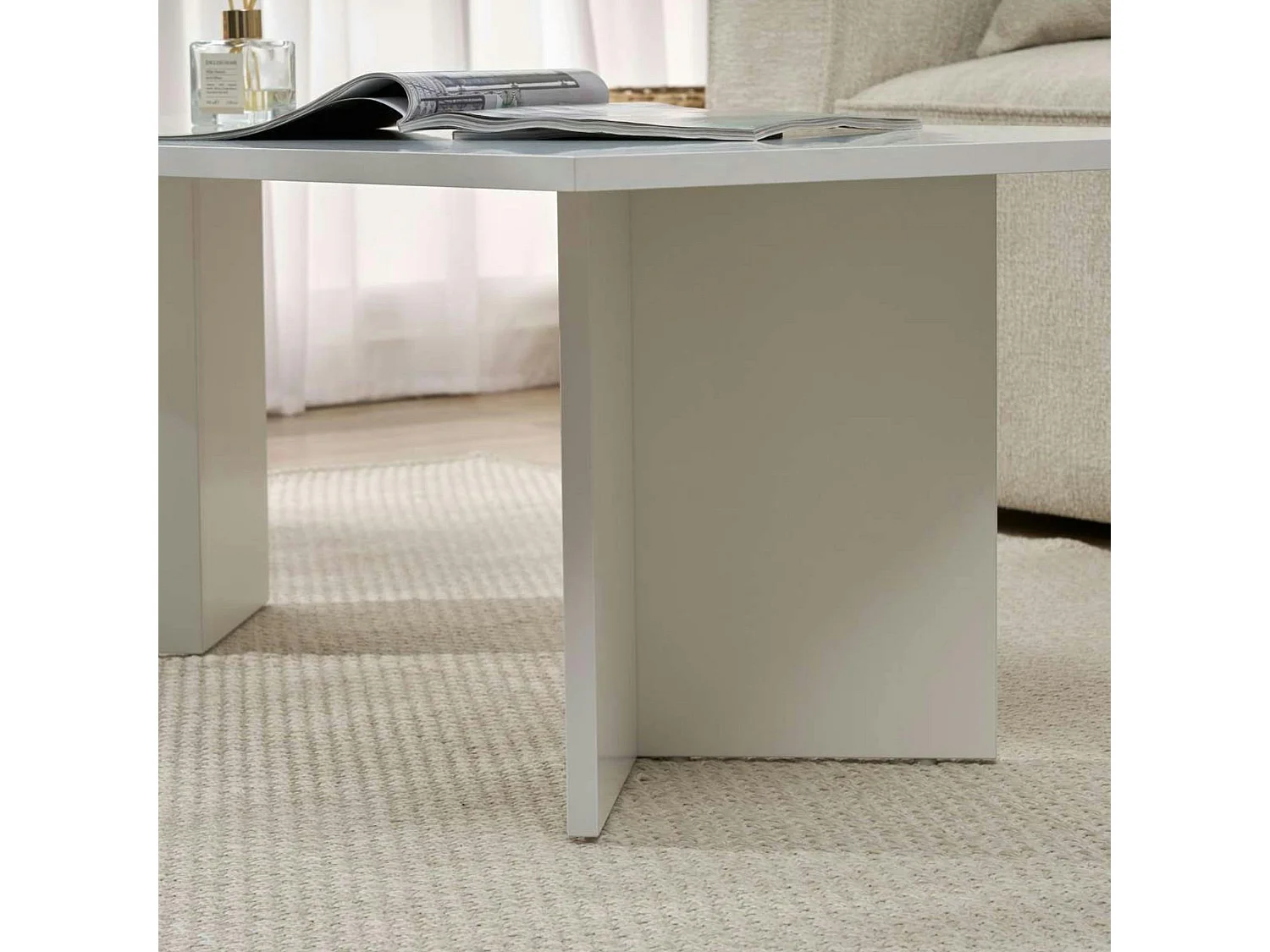 Table basse moderne blanche effet laque - pieds en V MARFA