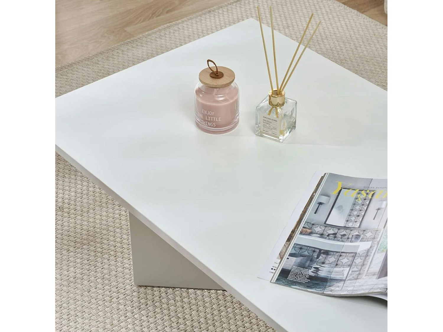 Table basse moderne blanche effet laque - pieds en V MARFA