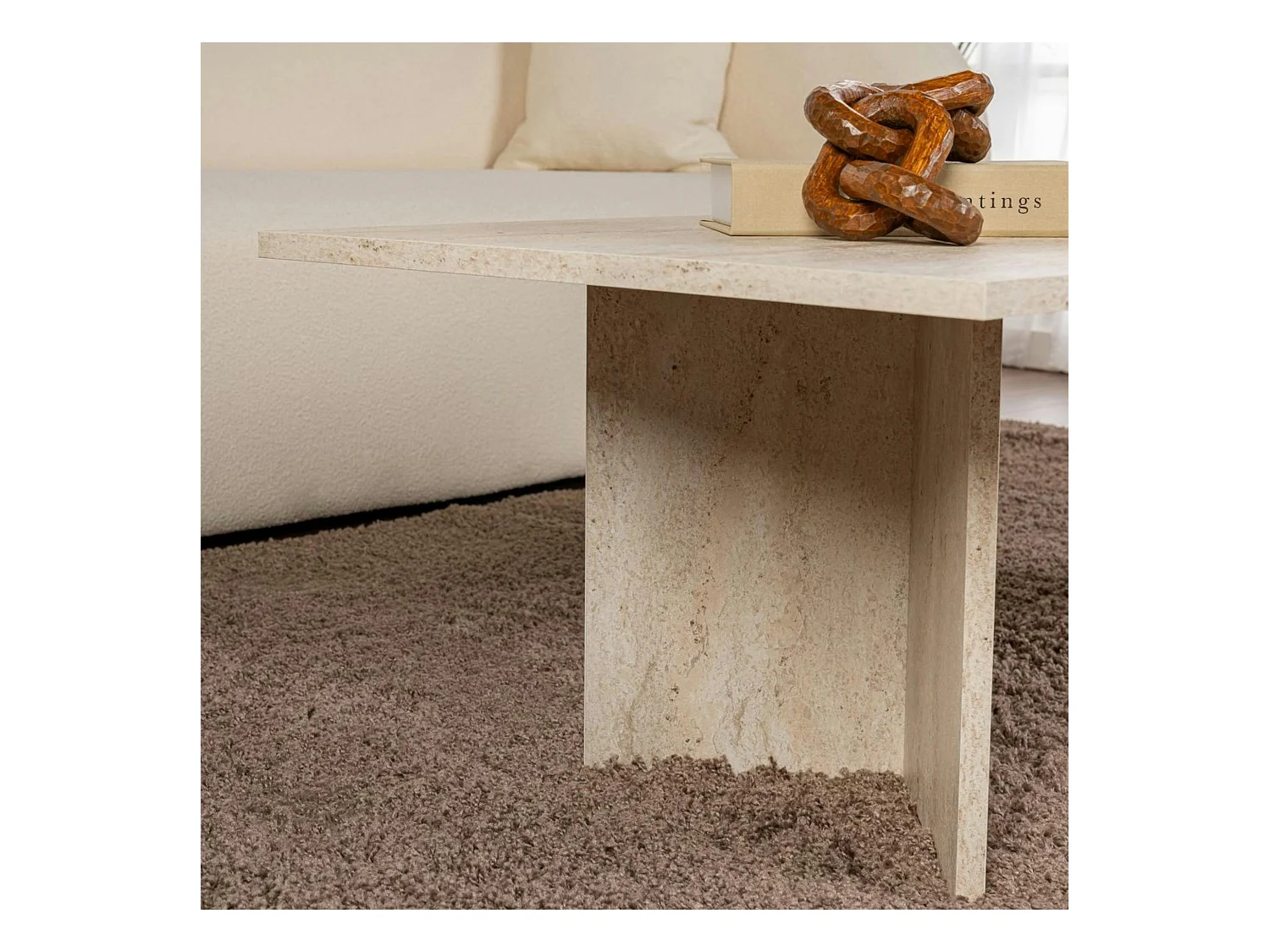 Table basse moderne effet travertin - pieds en V MARFA