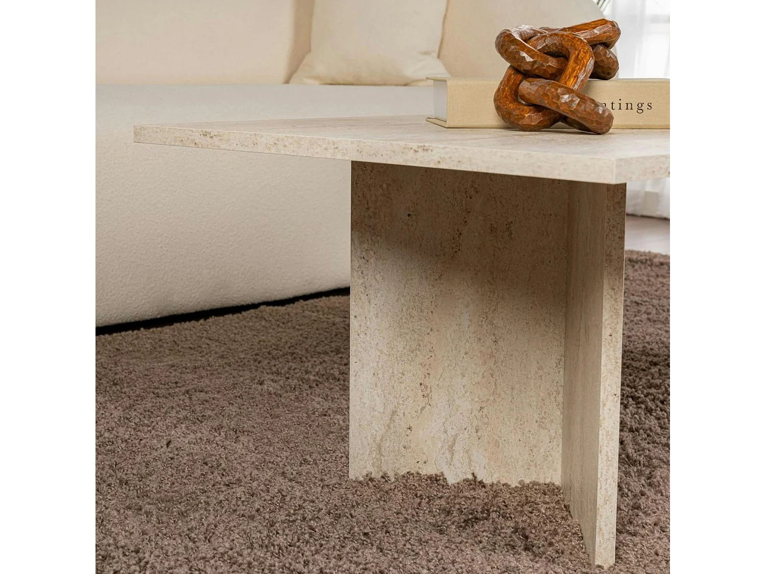 Table basse moderne effet travertin - pieds en V MARFA