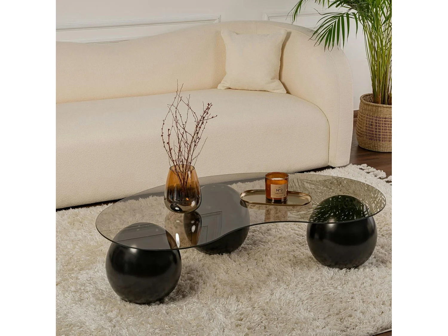 Table basse verre ambré design - 3 pieds boules noirs KOCHI
