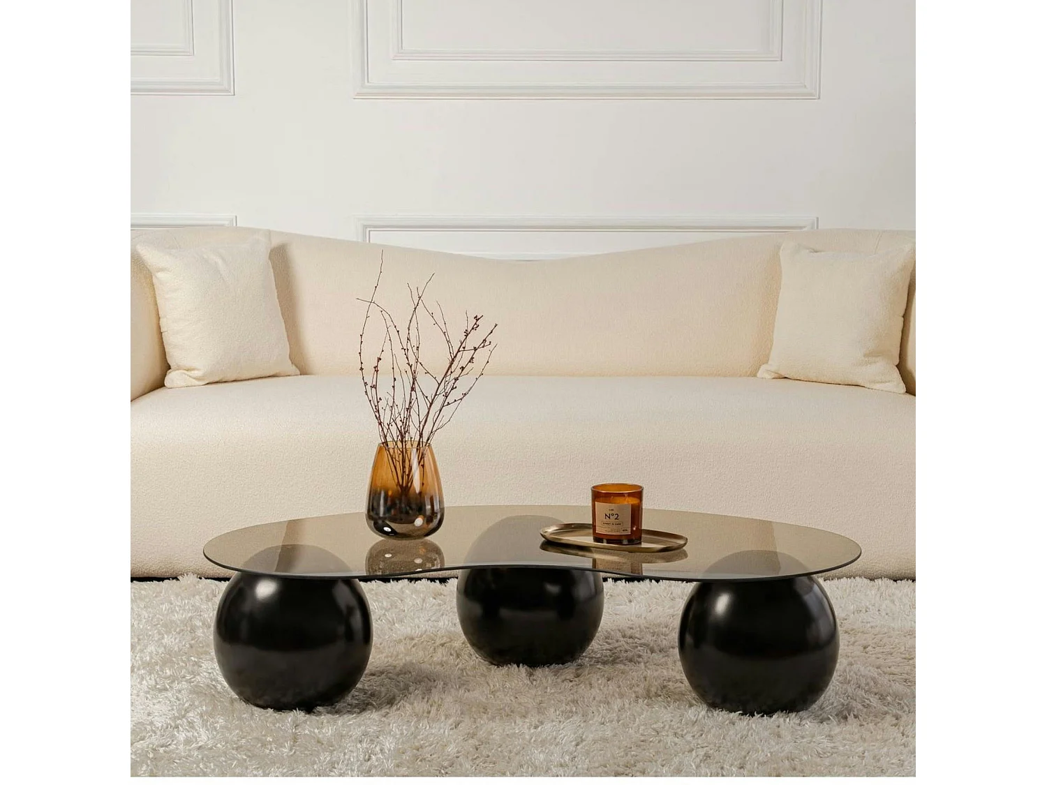 Table basse verre ambré design - 3 pieds boules noirs KOCHI